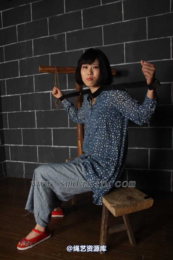 锐度主张 - 女囚黑铁枷模特：碧菡 第 15 张图片