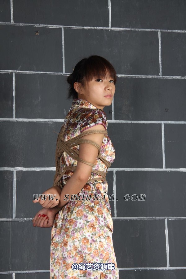 锐度主张 - 旗袍小美女绳艺美缚模特：嫒柔 第 17 张图片