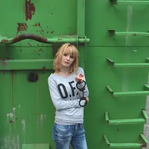 girlsinsteel - Cuffed to a heavy container 相册封面，共 93 张图片