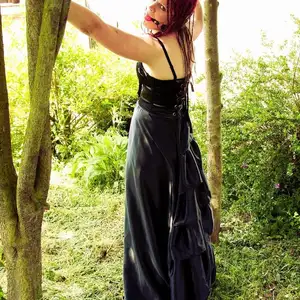 limitedaudience - 2011 beckykat between trees 2 相册封面，共 35 张图片