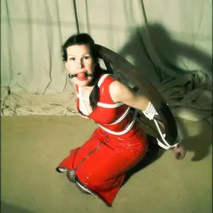 limitedaudience - 2007 elena tied to wheel 相册封面，共 43 张图片
