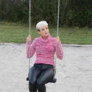 girlsinsteel - Handcuffed at the childs swing 相册封面，共 85 张图片