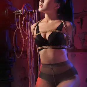 丽柜美束 - 2013-07-26 Model Amily 相册封面，共 48 张图片