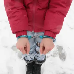 girlsinsteel - Cuffed in the snow 相册封面，共 35 张图片