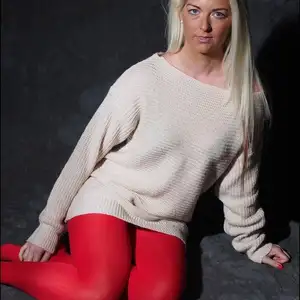 simplytied - Blonde in red tights 相册封面，共 35 张图片